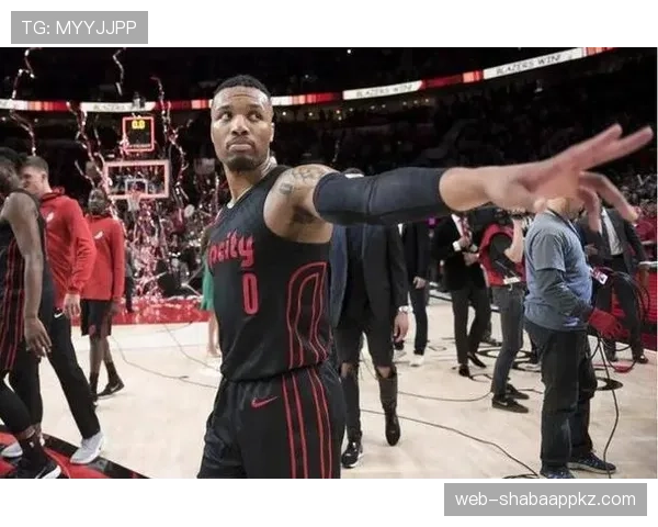 利拉德高位挡拆制造错位牵制防守，对比波特兰时期优化得分结构