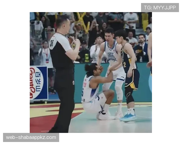 推人犯规判罚有哪些细节容易被裁判忽视？