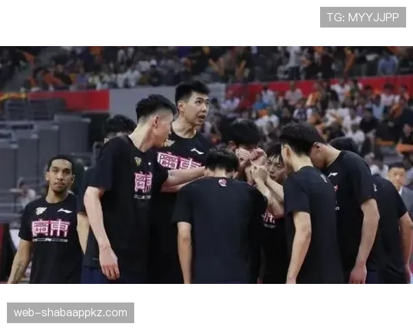 杨瀚森利用策应视野对比传统中锋主导阵地进攻节奏